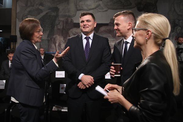 Кметицата на Троян Донка Михайлова (вляво) с икономистите Лъчезар Богданов и Петър Ганев, и шефката на ИПИ Светла Костадинова