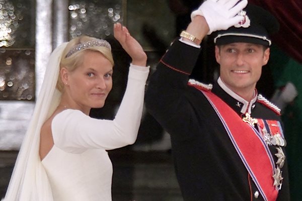 Кралската двойка на сватбената си церемония в Осло през 2001 г.

СНИМКИ: РОЙТЕРС