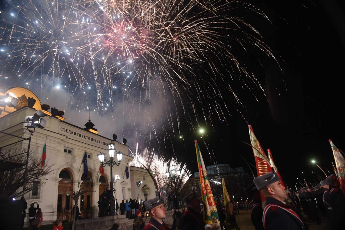 Вижте как България посрещна националния си празник (Галерия)