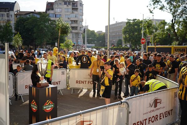 "Жълто-черните" привърженици се снимат с купата на България.