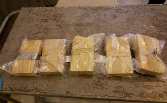 25 пакета с кокаин са открити в уникалния тайник на ТИР-а