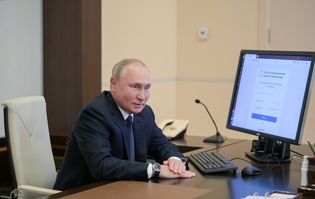 Руският президент Владимир Путин гласува електронно от резиденцията си извън Москва още в първия ден на тридневните парламентарни избори.