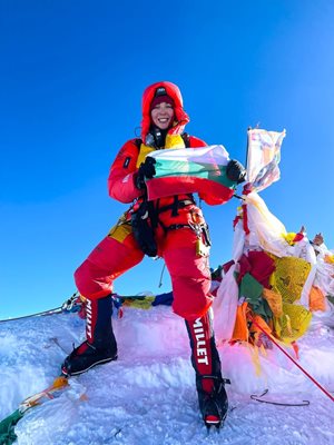 Горда българка - Силвия Аздреева развява трибагреника на Еверест. СНИМКИ: ЛИЧЕН АРХИВ, СПЕЦИАЛНО ЗА "24 ЧАСА"