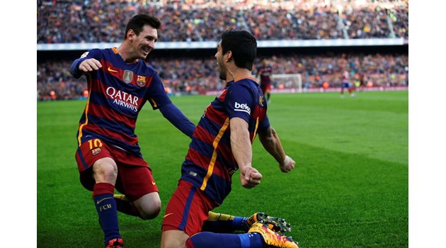 Лионел Меси и Луис Суарес се радват след попадението на втория, което доведе до победата на “Барселона” с 2:1 срещу гостуващия “Атлетико” (Мадрид).