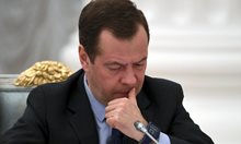 Маратонки, ризи и снимки в инстаграм
издават мрежата от дворци на Медведев