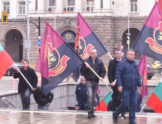 Активисти на ВМРО освиркаха лидера на "Възраждане" Костадин Костадинов.