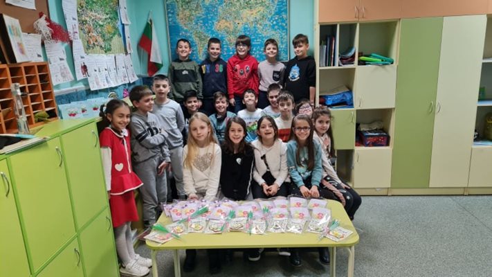 Децата от ОУ "Кочо Честеменски" с картичките за 8 март. 