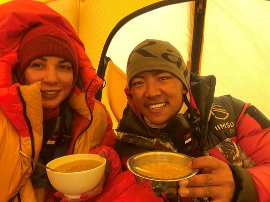 В палатката на над 7900 метра - успешно стигнали на четвърти лагер. Опит за приемане на храна - след няколко часа започва атаката на Еверест.