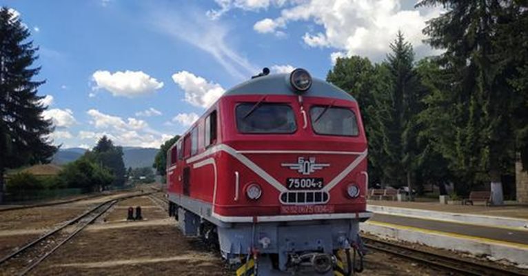 Пуснаха в движение ремонтиран 57-годишен локомотив на Родопската теснолинейка