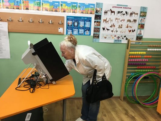 17 441 избиратели в Кърджалийско са упражнили правото си на глас до 11 часа. СНИМКА: НЕНКО СТАНЕВ