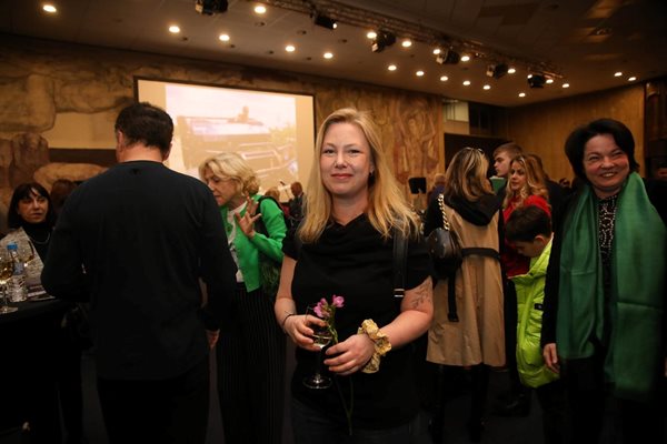 Линда Петков избра на 8-и март да бъде на премиерата на първата книга на известния журналист. СНИМКА: Николай Литов