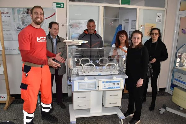 Един от дарените кувьози - на болницата в Хасково