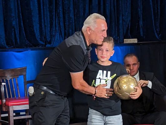 Христо Стоичков и 10-годишният Мартен се разплакаха след емоционалната прегръдка в Пазарджик.