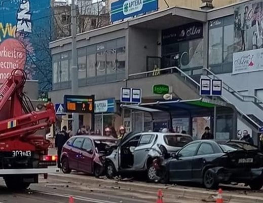 Кола се вряза в пешеходци в Полша, 17 са ранени