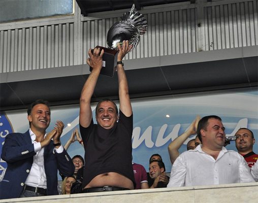 Димитър Борисов като собственик на ЦСКА през 2011 г. вдига купата на отбора,  спечелил националнато първенство. 
СНИМКА: БУЛФОТО