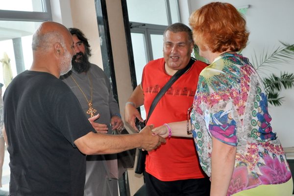 Словашкият Андреа Бочели (с червената блуза) се срещна с представители на администрацията на община Несебър.