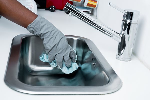 Неприятните петна и следи от твърда вода по крановете на мивката се отстраняват лесно с кърпа, напоена със зехтин