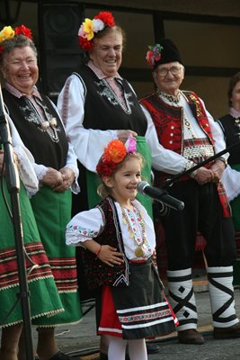 3-годишната Юлия Шопова бе гвоздеят на есенния празник на община “Марица”.