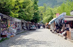 Възрожденска чаршия сменя грозните сергии с бельо пред Бачковския манастир