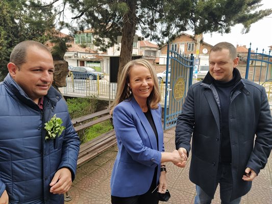 Водачката на листата на ГЕРБ за Пловдив област Дани Каназирева и Младен Шишков (вляво) са сигурни депутати. Кметът на Раковски Павел Гуджеров поздравява Каназирева.