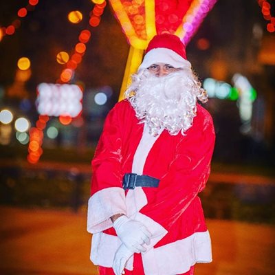 Георги Симеонов като Дядо Коледа

Снимка: Фейсбук на Георги Симеонов
