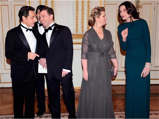 Президентите Саркози (вляво) и Медведев и двете първи дами Карла Бруни и Светлана (в средата) на приема в Елисейския дворец