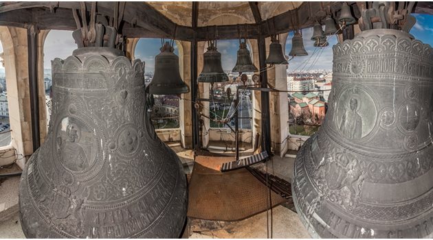 МАЩАБ: 12-те камбани са излети в руския град Тула, а най-голямата тежи почти 12 тона.