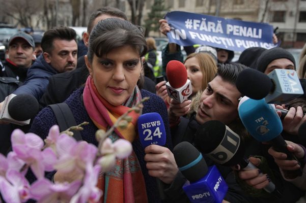 Лаура Кьовеши говори пред журналисти на излизане от прокуратурата СНИМКА: Ройтерс
