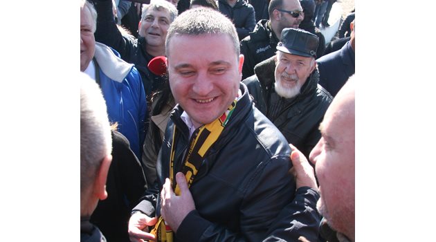 Подариха жълто-черен шал и на финансовия министър Владислав Горанов