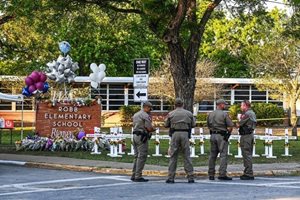 „Гардиън“: Американските законодатели не затягат контрола върху оръжието въпреки масовите стрелби