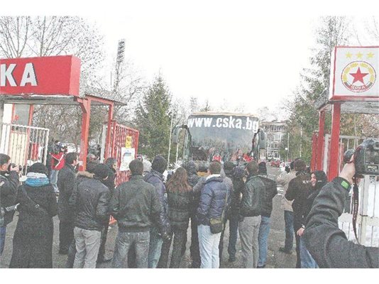 Автобусът на ЦСКА бе принуден да спре на паркинга пред държавния стадион, след като отново никой не бе допуснат вътре.
СНИМКА: АНДРЕЙ МИХАЙЛОВ
