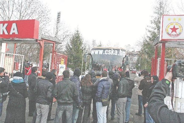 Автобусът на ЦСКА бе принуден да спре на паркинга пред държавния стадион, след като отново никой не бе допуснат вътре.
СНИМКА: АНДРЕЙ МИХАЙЛОВ