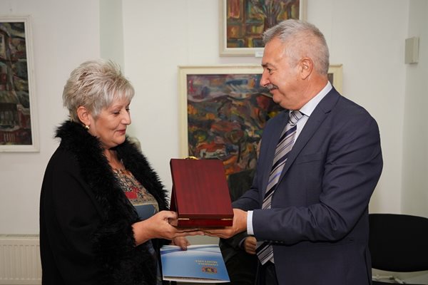 Поетесата Яна Кременска спечели националната литературна награда „Иван Давидков".
