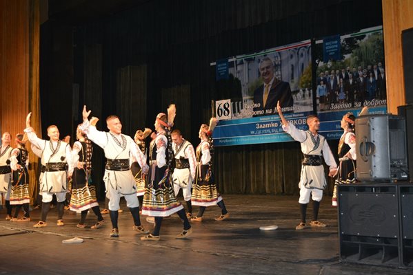 С патриотичен спектакъл на ансамбъл „Българе“ кандидатът за седми кметски мандат в Монтана Златко Живков откри кампанията си в залата на драматичния театър.
