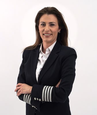 Капитан Росица Иванова, командир на Airbus A220 на "България Еър"