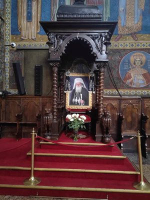 Трети ден българите оставят цветя на гроба на патриарх Неофит
Снимка: Георги Кюрпанов - Генк