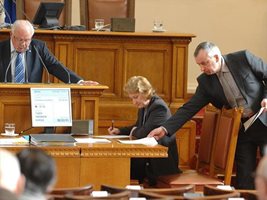 Без чужди карти парламентът поряза Миков