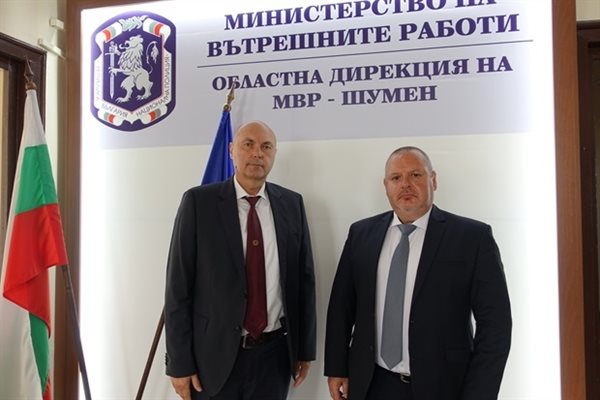 Ст.комисар Владислав Мишев (вдясно) е новият директор на ОДМВР- Шумен Снимка: ОД на МВР Шумен