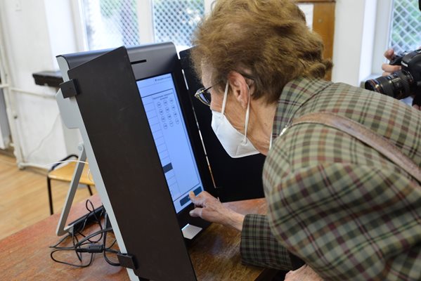 Жена гласува с машина на един от експериментите, проведени от ЦИК.

СНИМКА: ЙОРДАН СИМЕОНОВ