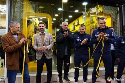 Петър Зехтински, Желко Копич, Атанас Пашев, Тодор Неделев и Виктор Генев (отляво надясно) откриват фен магазина на "Ботев" (Пловдив).