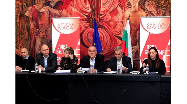 Костадин Паскалев (в средата) бе инициатор на голямата среща, събрала представители на леви партии в НДК.
СНИМКИ: ВЕЛИСЛАВ НИКОЛОВ