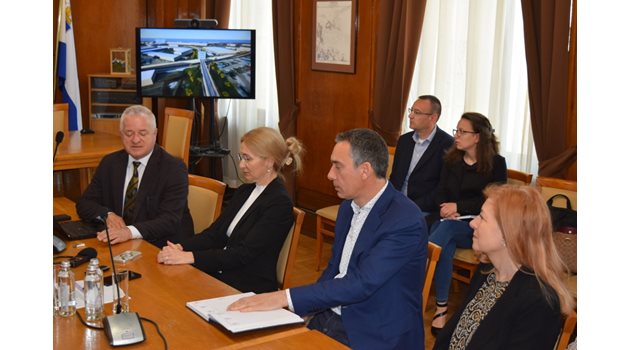 Кметът Димитър Николов и експертите от НКЖИ обсъдиха проекта за жп транспорт до летище Бургас.