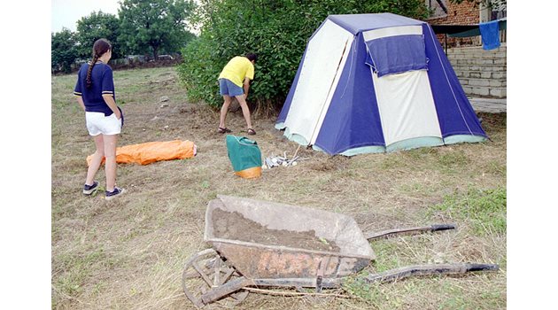 Младежи разпъват палатка в очакване на технопартито на Камен бряг.