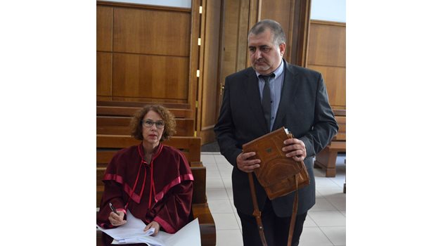 Чавдар Георгиев, заснет на заседанието в Софийския апелативен съд.