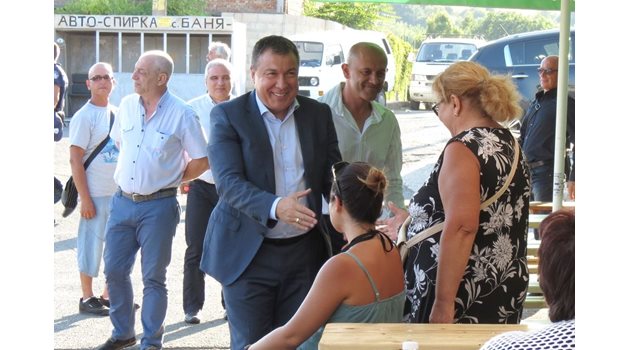 Николай Димитров се среща с избиратели в село Баня.