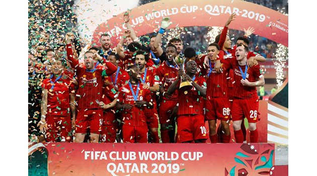 Отборът на “Ливърпул” ликува след спечелването на Световното клубно първенство в Катар преди дни.