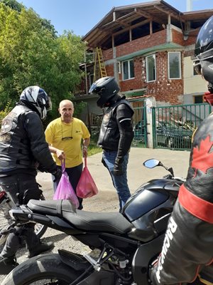 Мотористите помагат на пострадали от пандемията / Снимки: "БФМ - Помощ на две колела"