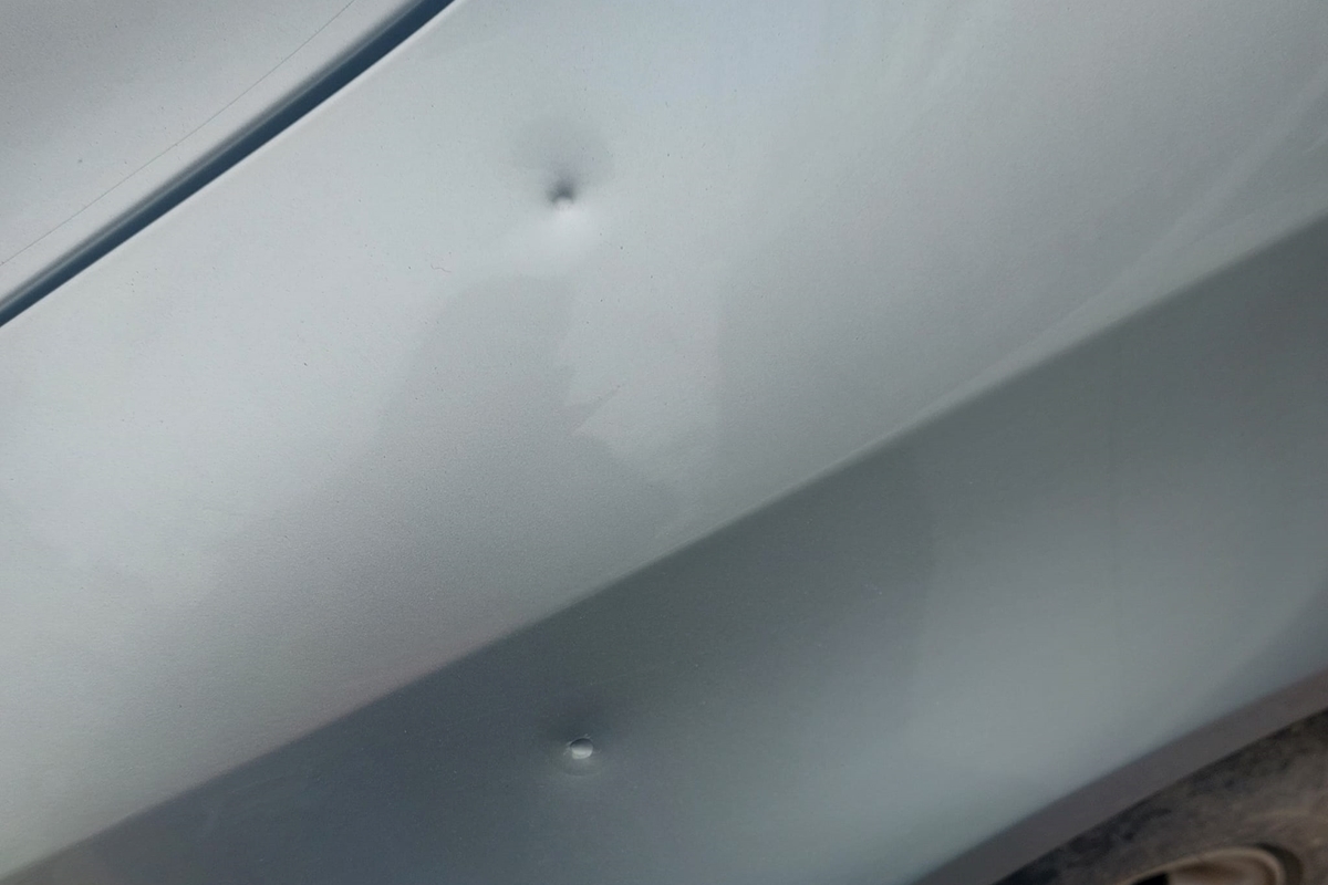 Стрелят с въздушна пушка по автомобил в София (Снимки)