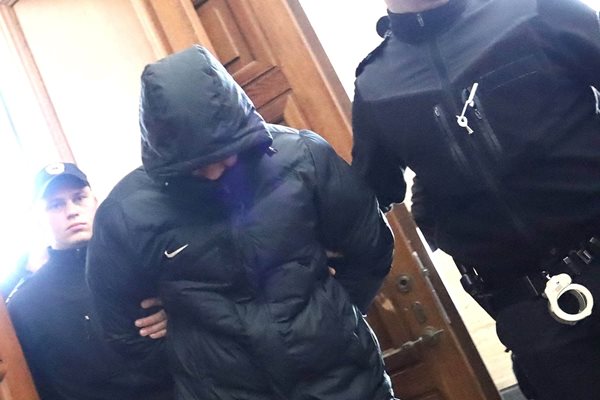 Полицаят Алек Димитров, заловен с почти 1 кг марихуана, остава в ареста СНИМКА: Румяна Тонева