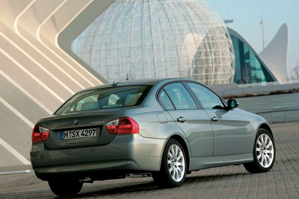 Модели като BMW 320d разчитат на икономични и много здрави дизелови двигатели.
